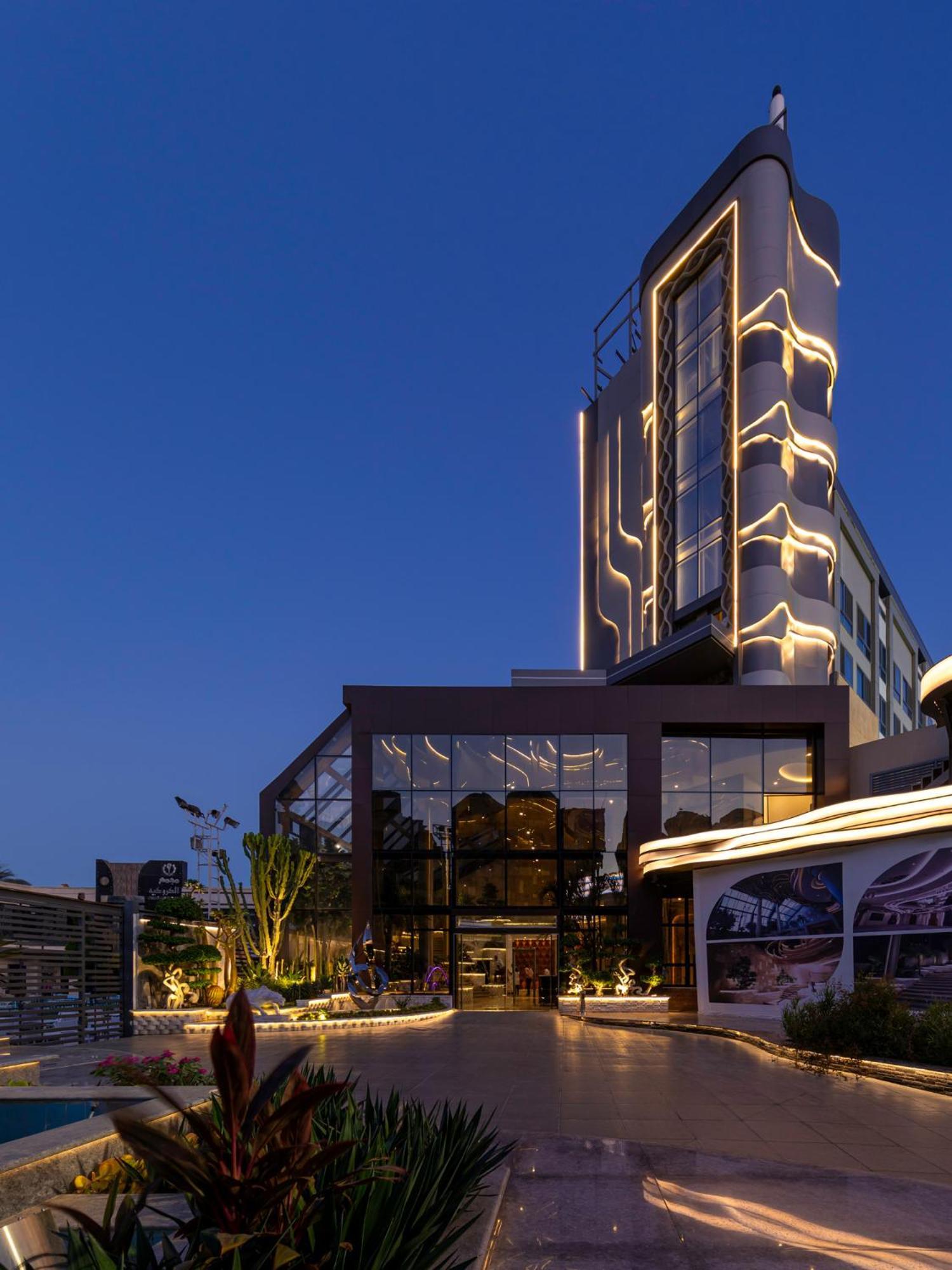 Mirage Hotel & Conference Center Александрия Экстерьер фото The hotel at night